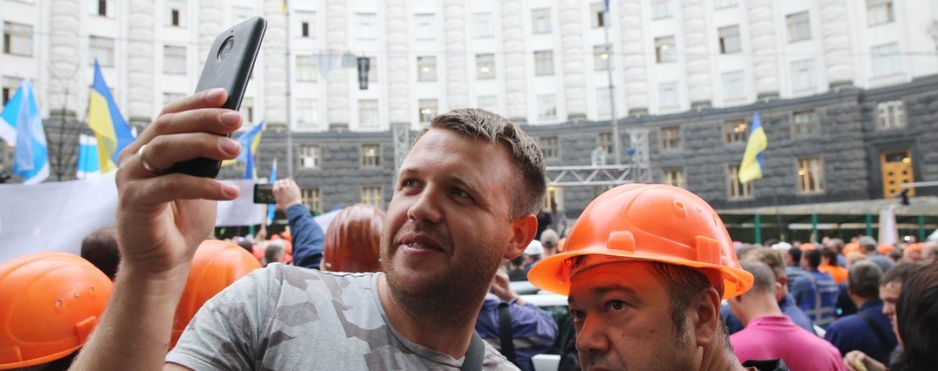 Водії "євроблях" частково розблокували рух урядовим кварталом