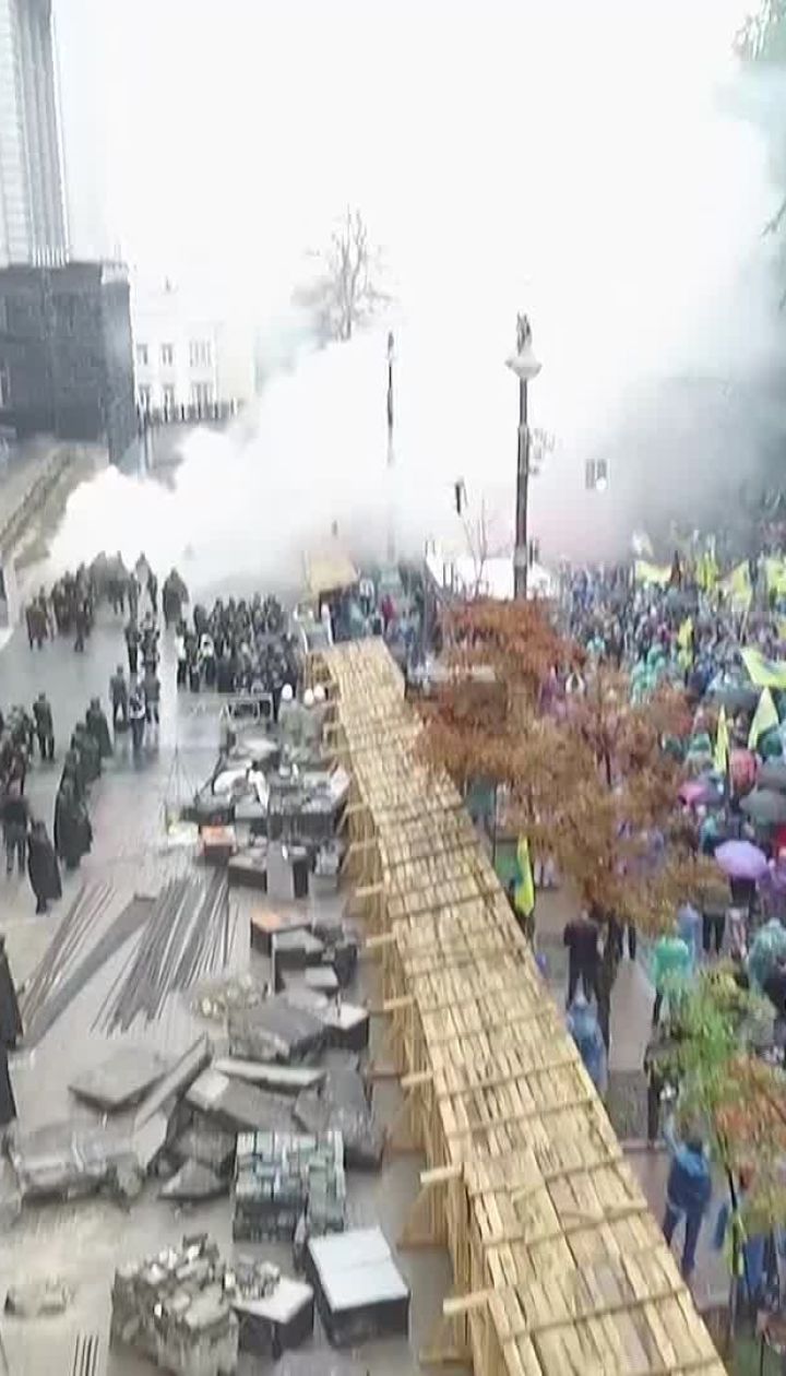 Как в сторону Кабмина полетели файеры. Видео с квадрокоптера