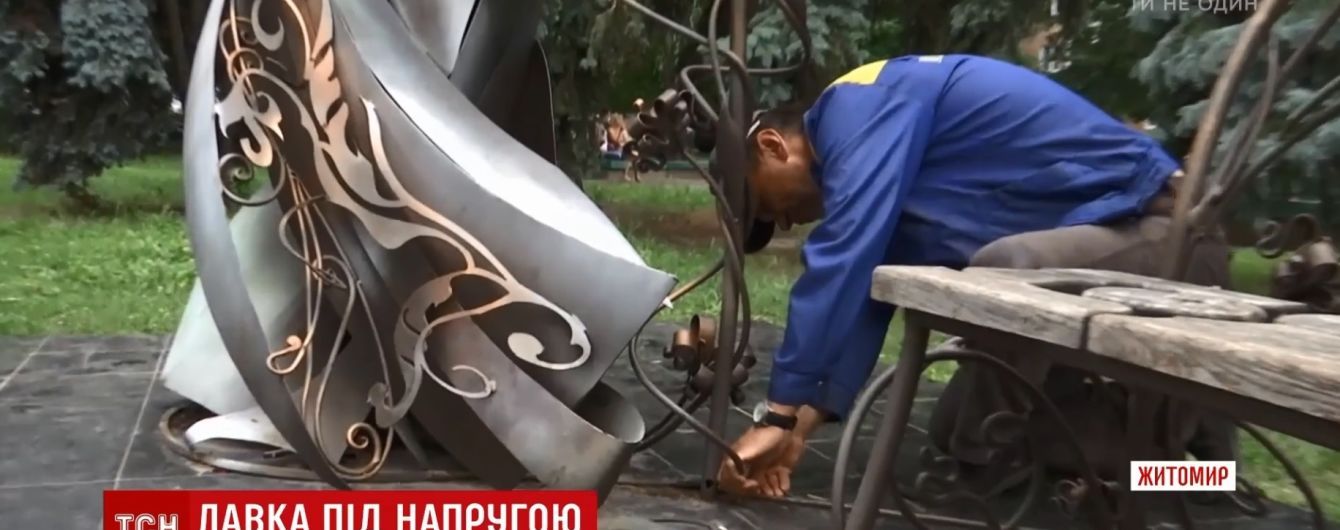 У Житомирі лавочка вдарила струмом чоловіка, який сів відпочити