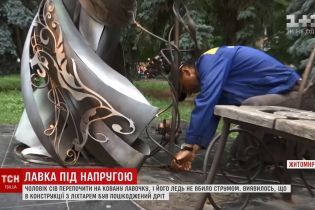 У Житомирі лавочка вдарила струмом чоловіка, який сів відпочити