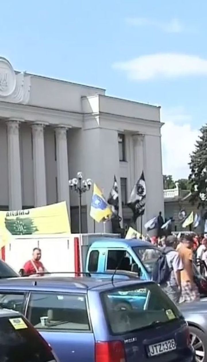 В правительственном квартале продолжается протест водителей "евроблях"