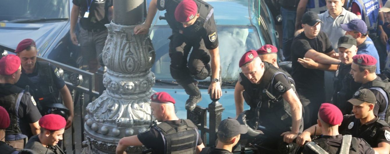 Один из "евробляхарей" во время акции под Радой пытался избить депутата, его задержали