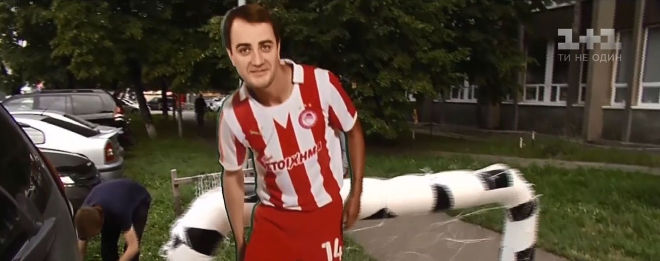 У НАПК появились футбольные ворота и фигура Павелко