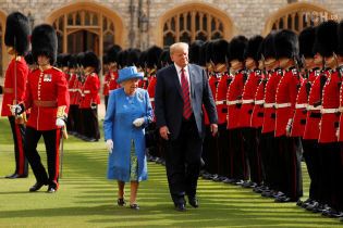 Трамп заявил о "хорошей химии" между ним и королевой Елизаветой II