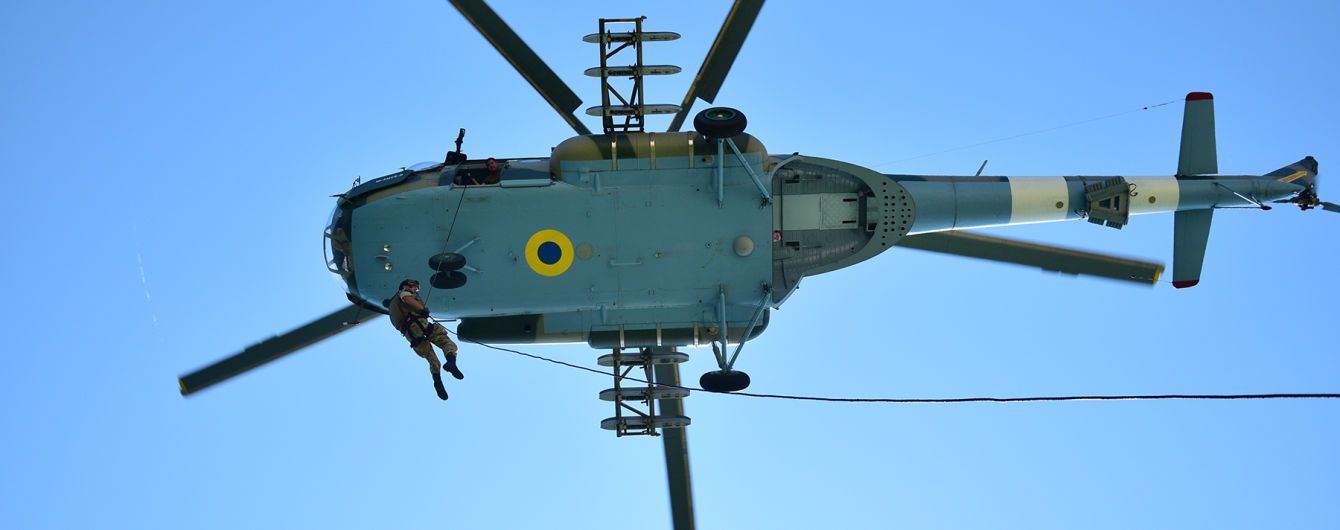 З гелікоптера просто на судно: ДПС показала, як українські військові виконують небезпечний "трюк"
