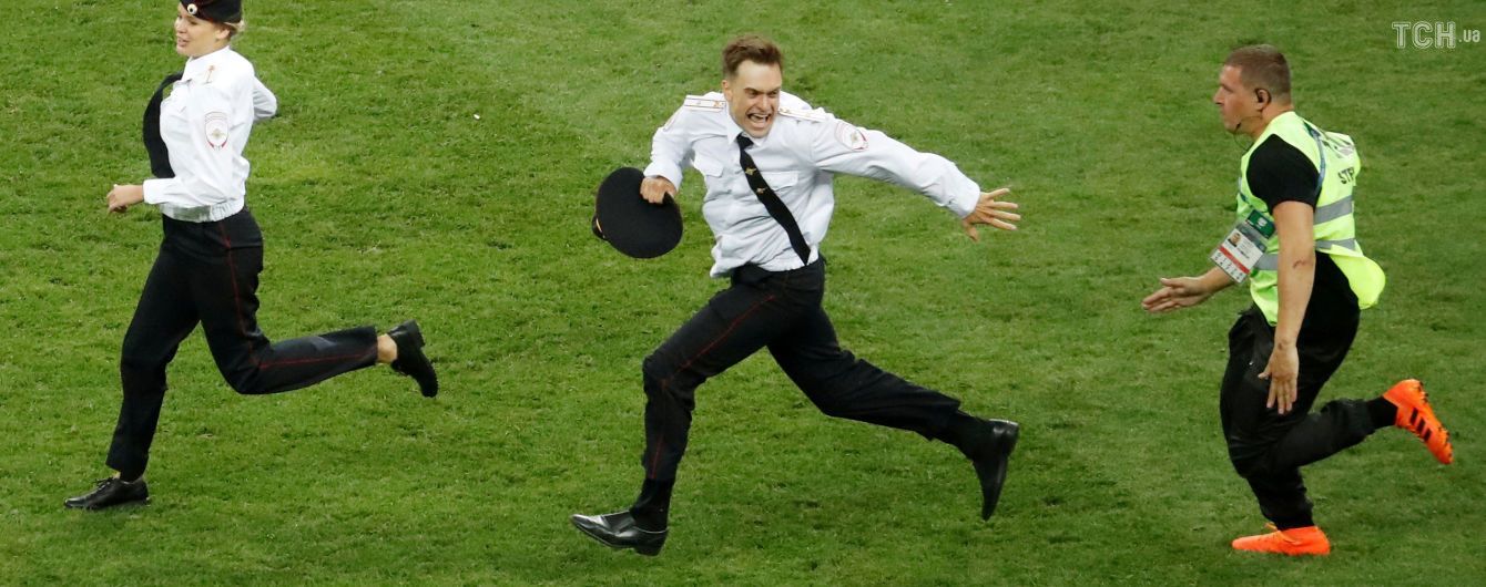У Росії, ймовірно, отруїли учасника Pussy Riot, який вибіг на поле у фіналі чемпіонату світу з футболу
