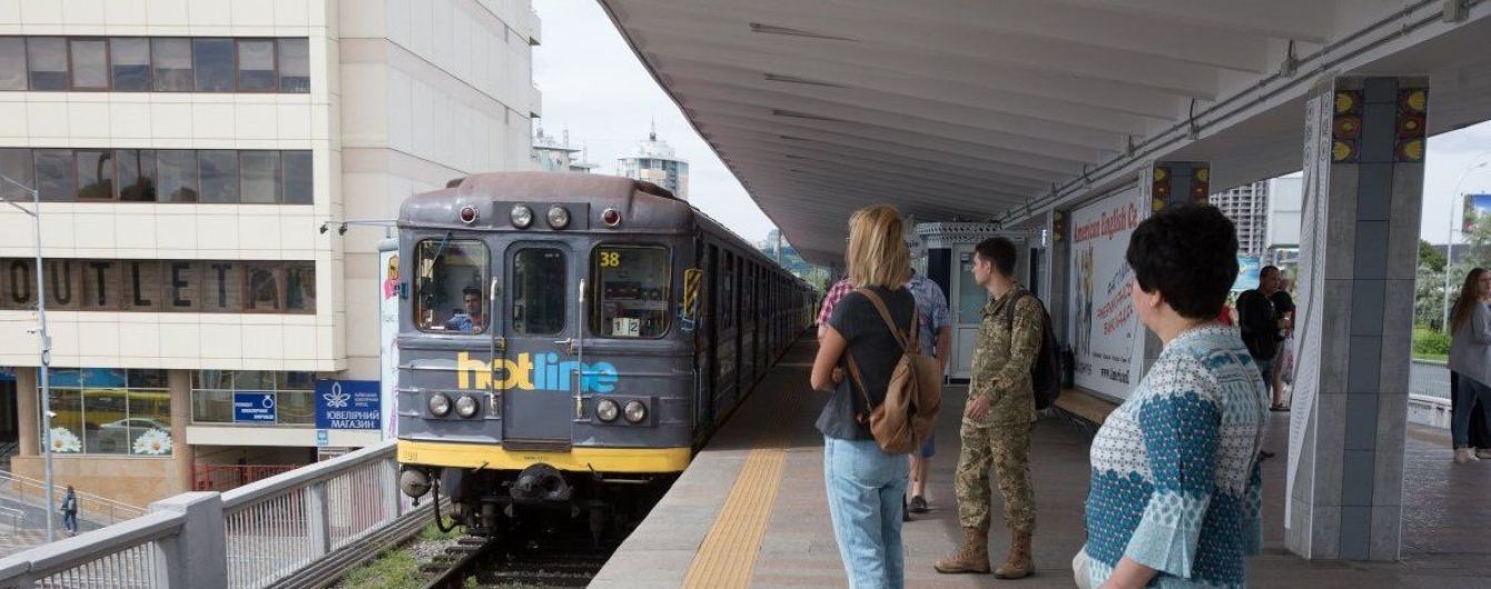 У Києві на станції метро "Лісова" п'яний пасажир завдав поліцейському тілесних ушкоджень