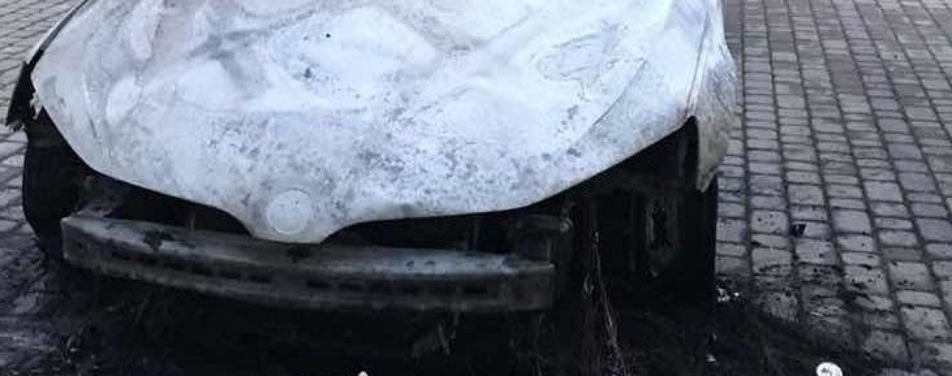 На Закарпатті невідомі спалили авто офіцера Держприкордонслужби