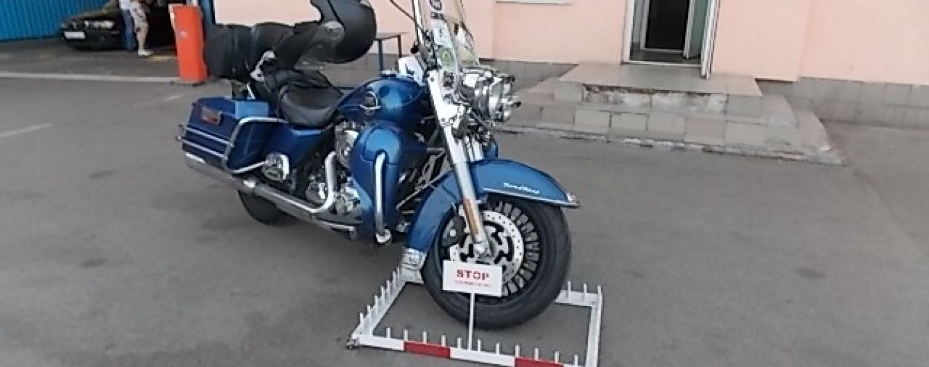 Чоловік намагався в'їхати в Україну на розшукуваному "Інтерполом" мотоциклі Harley-Davidson
