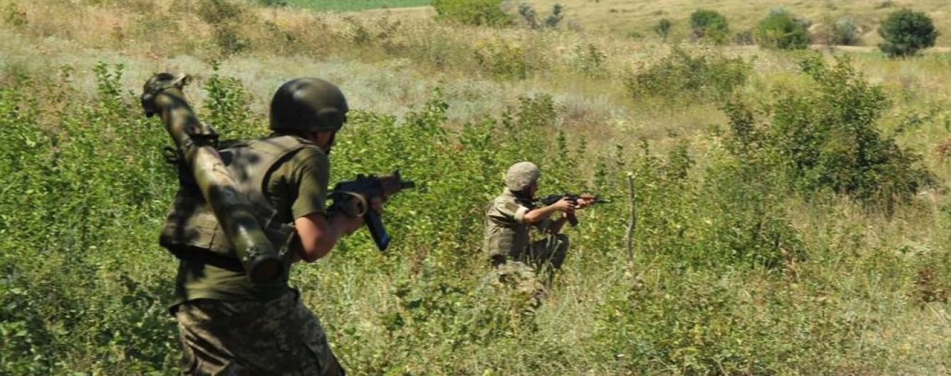 Семь вражеских обстрелов и раненый украинский боец. Ситуация на Донбассе