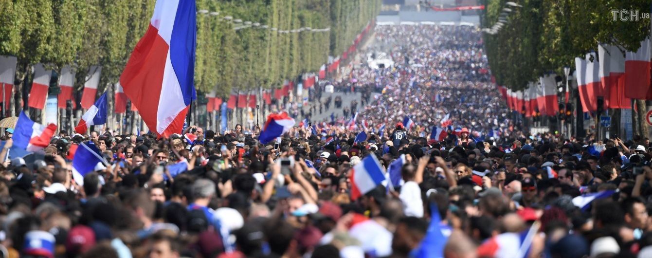 Чемпионский парад. На Елисейских Полях собрались тысячи фанатов, чтобы встретить сборную Франции