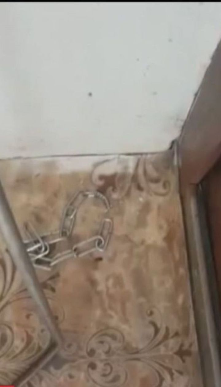 На Прикарпатті мати регулярно садила своїх дітей на ланцюги та покидала будинок