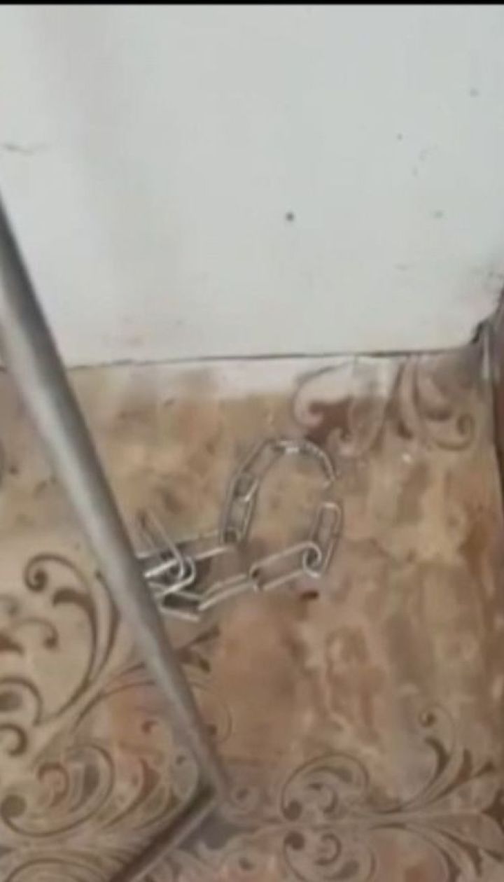 На Прикарпатье мать регулярно сажала своих детей на цепи и покидала дом