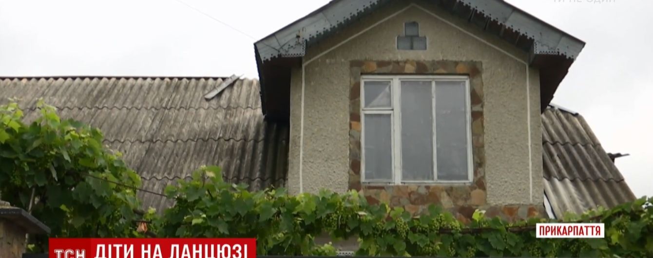 Мама посадила на ланцюги двох дітей, які хотіли провідати батька і бабусю на Прикарпатті