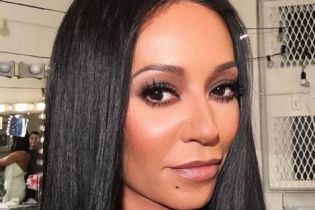 43-летняя экс-Spice Girls Мэл Би в розовом нижнем белье продемонстрировала упругие ягодицы