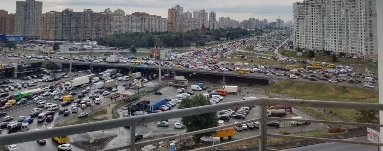 Масштабні затори скували рух на Осокорках та Позняках