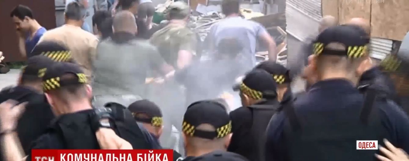 У Дніпрі власники МАФів вийшли супроти екскаваторів із битками, яйцями та зеленкою