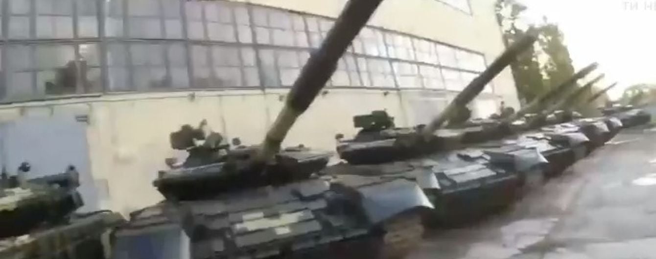 У Харкові блогери без перешкод потрапили на бронетанковий завод і зняли на відео сотні списаних танків