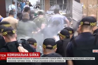 У Дніпрі власники МАФів вийшли супроти екскаваторів із битками, яйцями та зеленкою