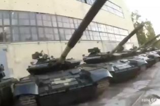 У Харкові блогери без перешкод потрапили на бронетанковий завод і зняли на відео сотні списаних танків