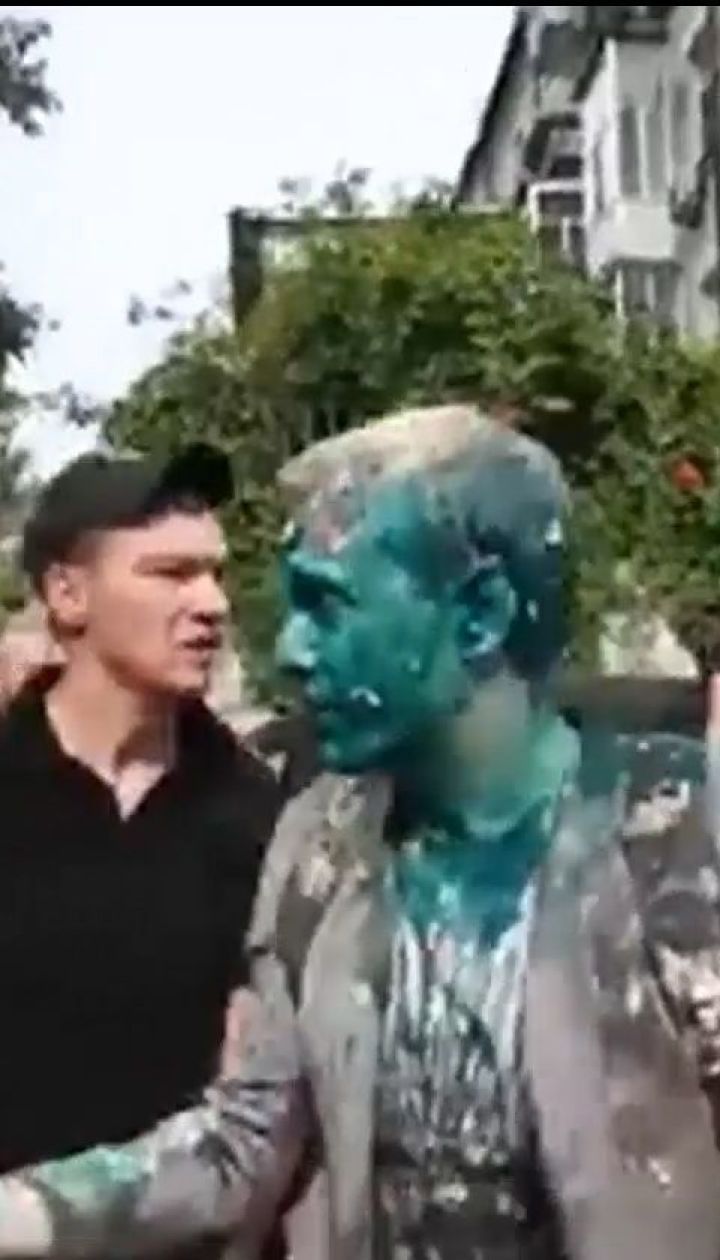 Зламанні двері та розлита зеленка: активісти пікетували САП і НАБУ