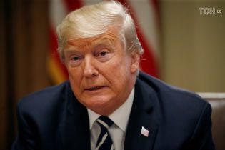 Бывшая сотрудница Белого Дома рассказала, как Трамп прожевал и проглотил документ