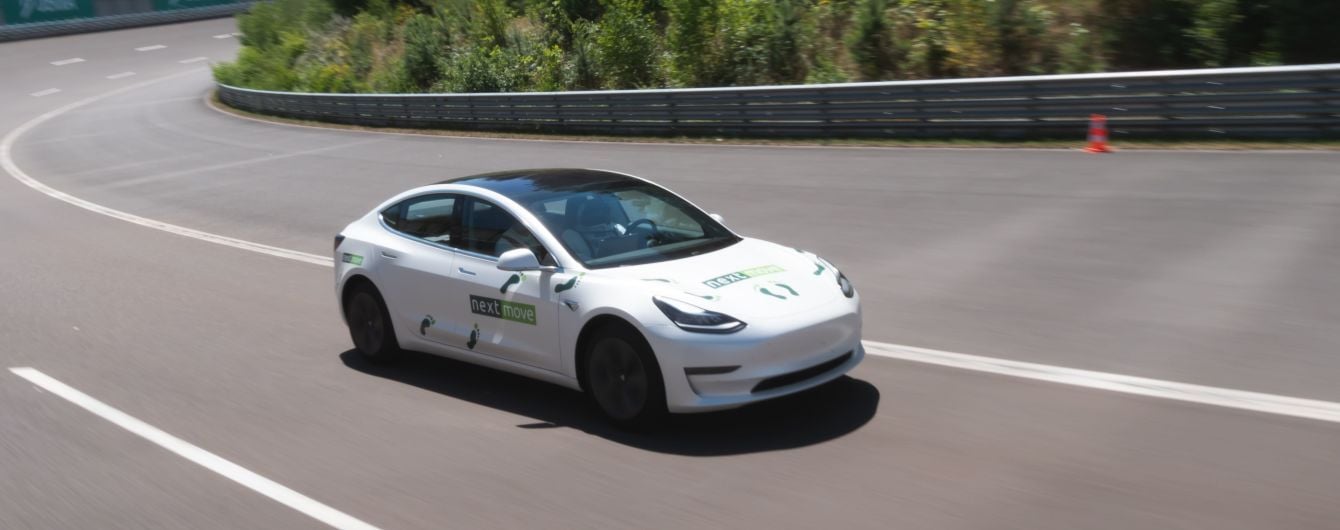 Электрокар Tesla с манекеном за рулем побил собственный рекорд. Видео