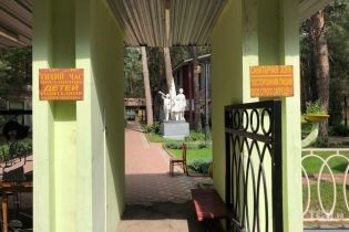 Нові подробиці скандалу: першими у таборі "Орлятко" отруїлися двоє кухарів