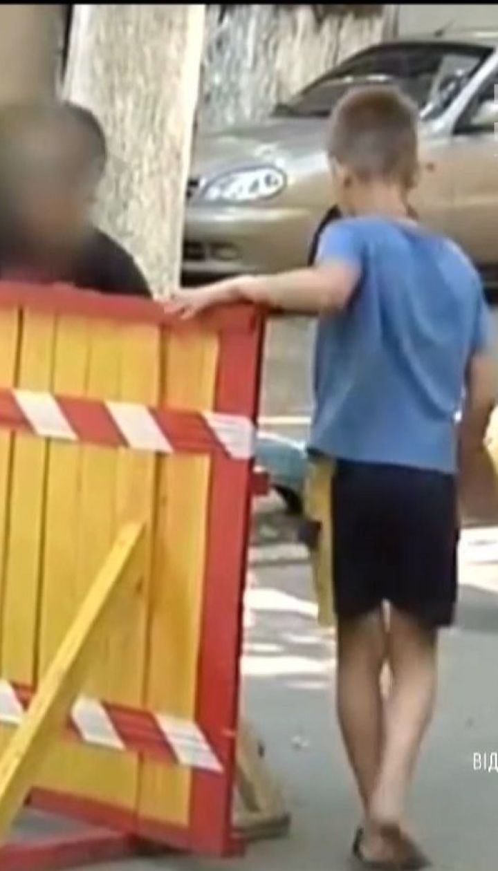 Одеські підлітки взялися заробляти на водіях, які дворами об'їжджають перекриту на ремонт дорогу