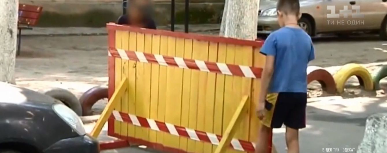 В Одессе дети с шинами и руганью обустроили платный проезд для водителей в своем дворе
