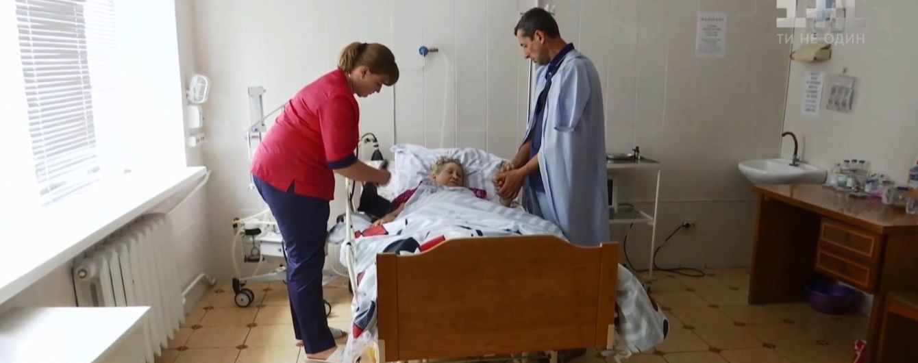 На Хмельниччині соцпрацівницю звинуватили в заморюванні пенсіонерки, котра відписала їй майно