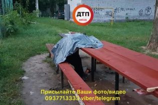 Смертельна НС: у Києві раптово на лавці помер чоловік