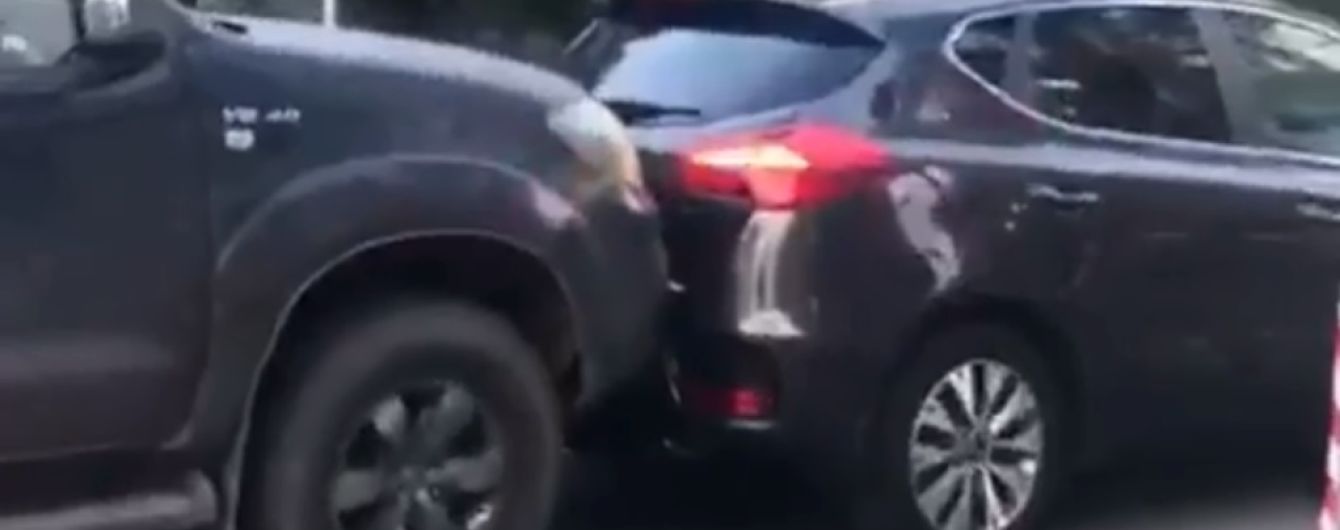 В Киеве на Трухановом острове водитель Toyota освобождал себе путь, расталкивая автомобили
