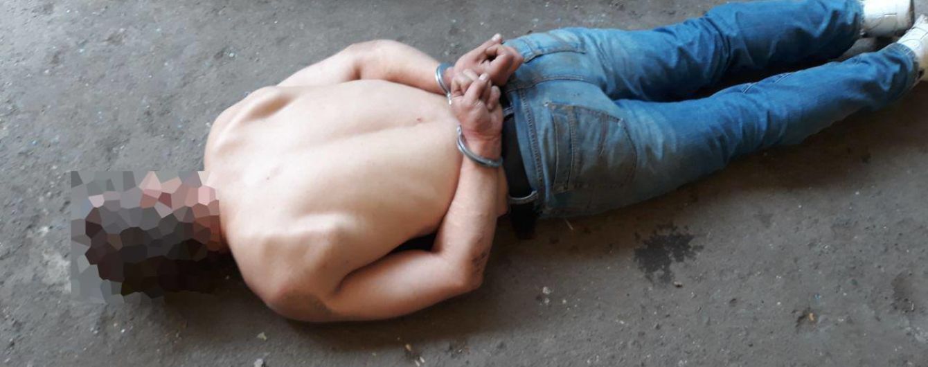 В Николаеве мужчина с ножом приставал к людям, а во время задержания изображал больного