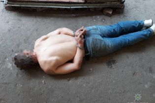 В Николаеве мужчина с ножом приставал к людям, а во время задержания изображал больного
