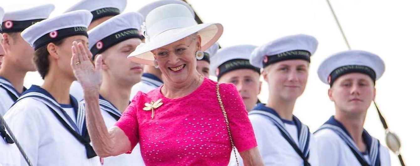 В платье цвета фуксии и со стрекозой на груди: 78-летняя королева Маргрете II впечатлила своим летним образом