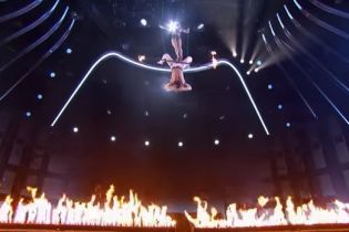 Акробатка зірвалася з висоти у вогонь на шоу "America's Got Talent"