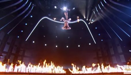 Акробатка сорвалась с высоты в огонь на шоу "America's Got Talent"