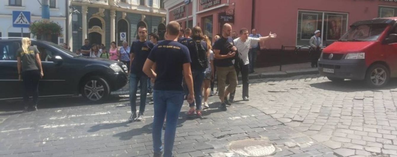 У Чернівцях перекрили рух через ЛГБТ-фестиваль