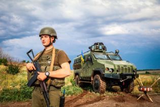 С оружием или на диване. Соцопрос определил, как украинцы готовы защищать свою страну