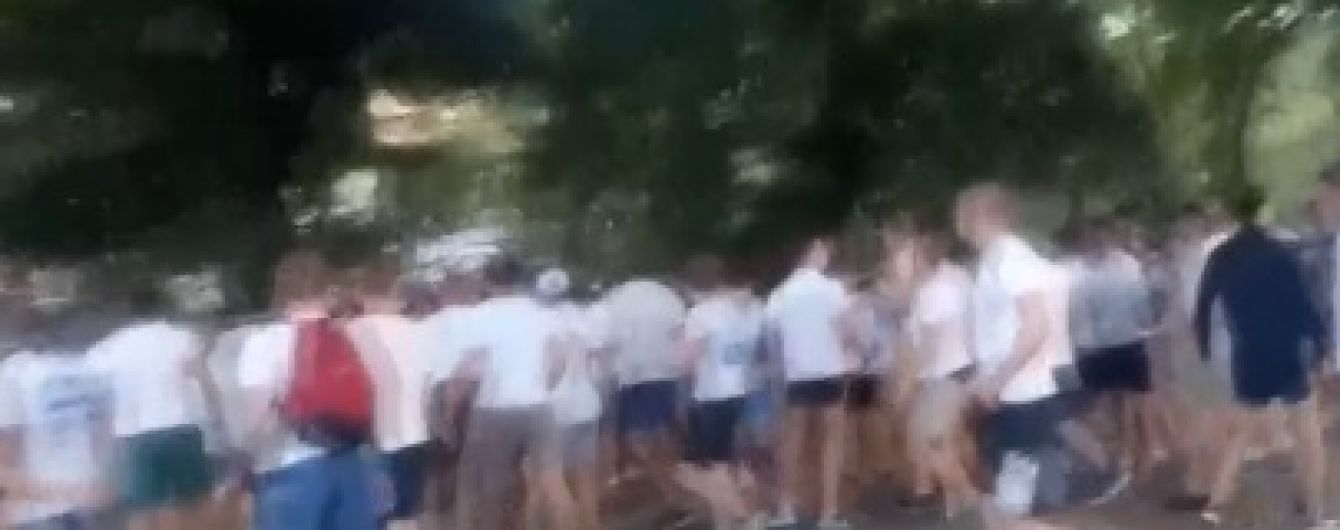 Полиция опубликовала видео столкновения между десятками футбольных фанатов в Одессе