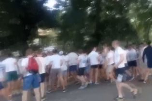Полиция опубликовала видео столкновения между десятками футбольных фанатов в Одессе