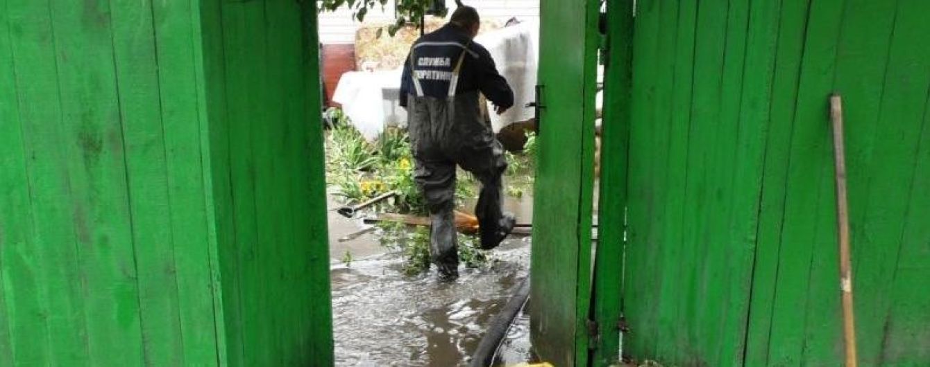 В Чернигове спасатели пытаются не допустить затопления города бытовыми отходами с полигона
