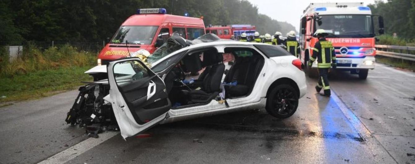 Масштабна аварія в Німеччині. На мокрій трасі зім'яло 10 автівок, 4 людини загинули