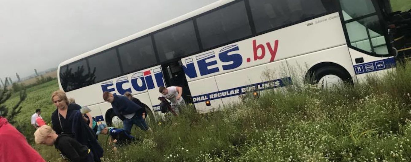 Під Києвом у кювет вилетів автобус із білорусами