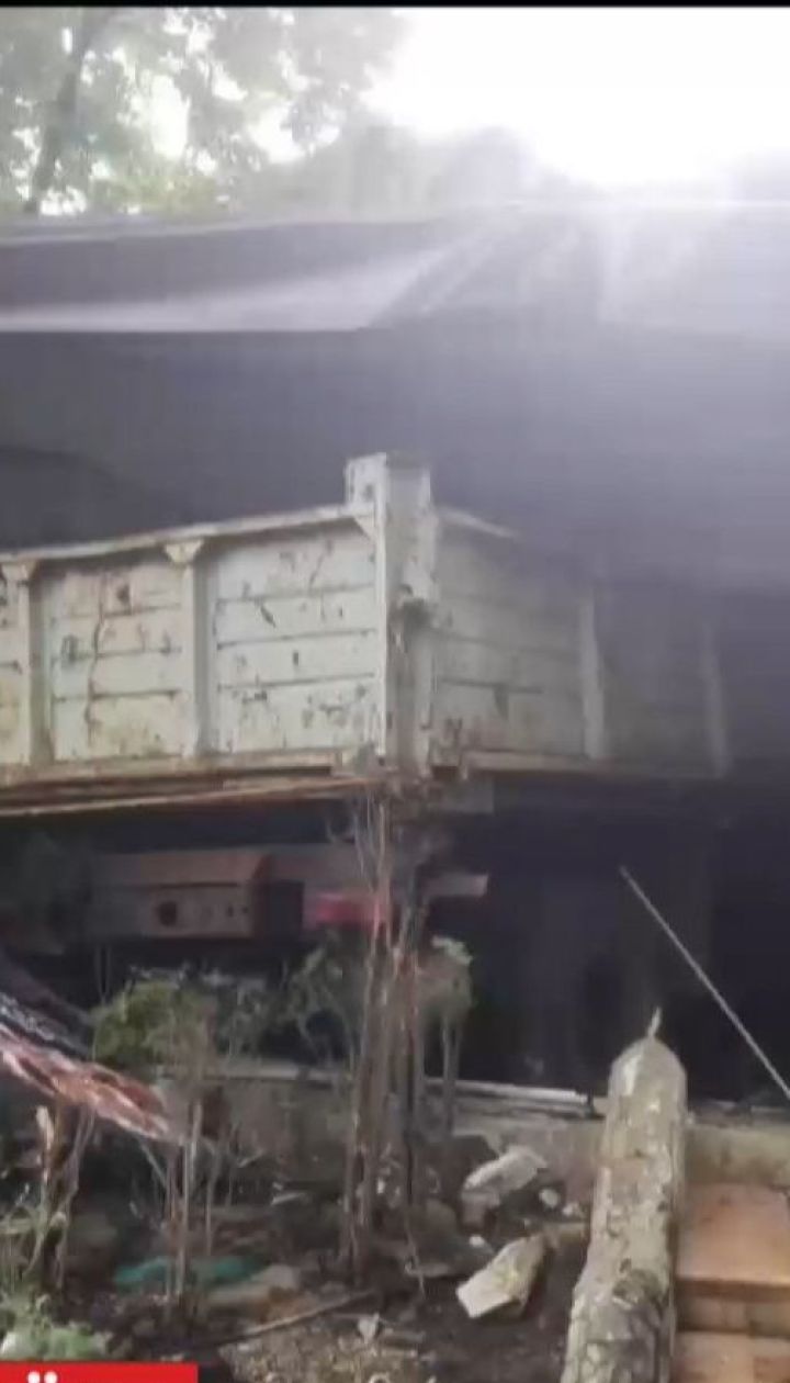 У Києві вантажівка знесла половину будівлі ресторану-караоке