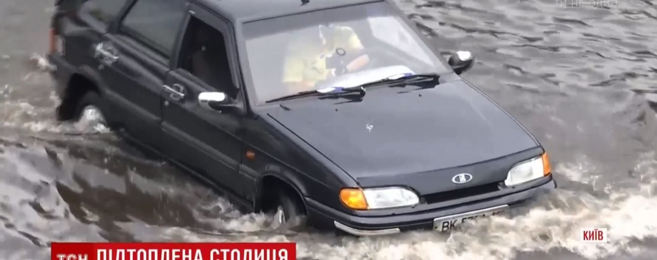 Кличко пообещал уничтожить озеро в районе "Левобережной", которое создают дожди