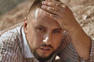MONATIK показав дружину та зізнався їй у коханні