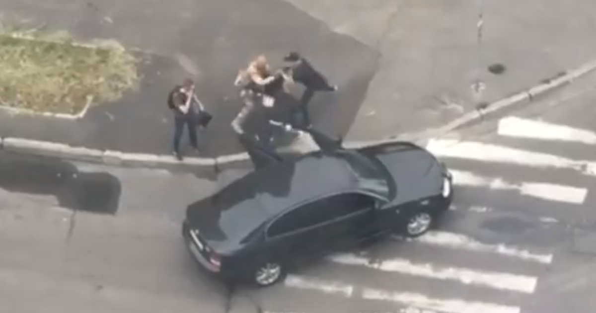 В Сети появилось видео задержания мужчины в Киеве: правоохранители не комментируют