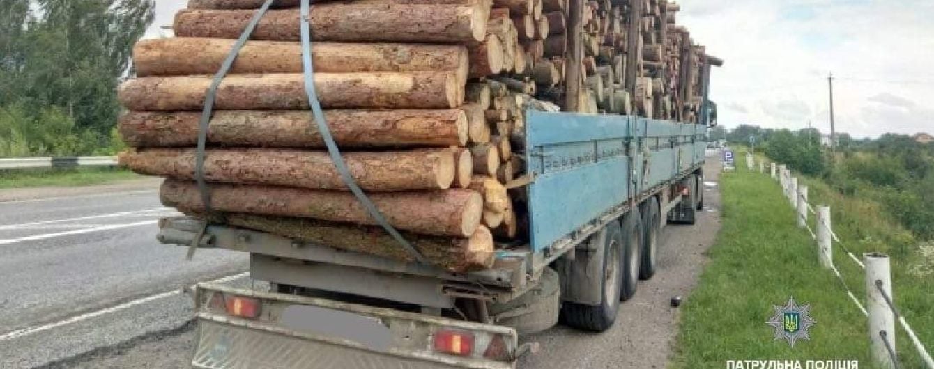 На Івано-Франківщині перевантажена деревиною фура влаштувала перегони
